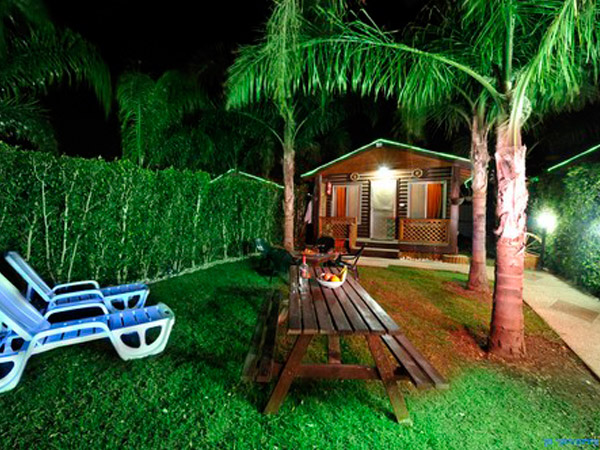 צימרים לפי שעה במגדים - בקתות עץ בכפר